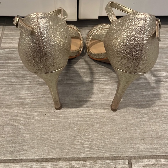Gold heels - Picture 4 of 8